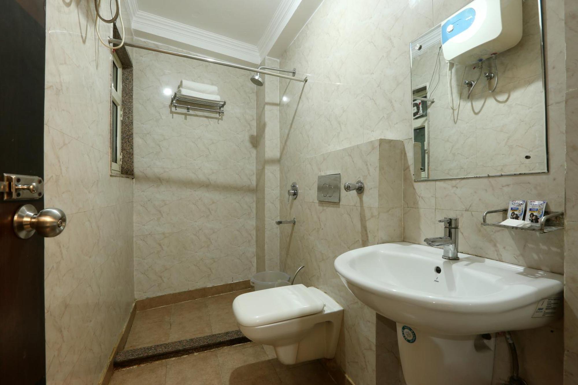 Hotel Skywood At Airport New Delhi Bagian luar foto